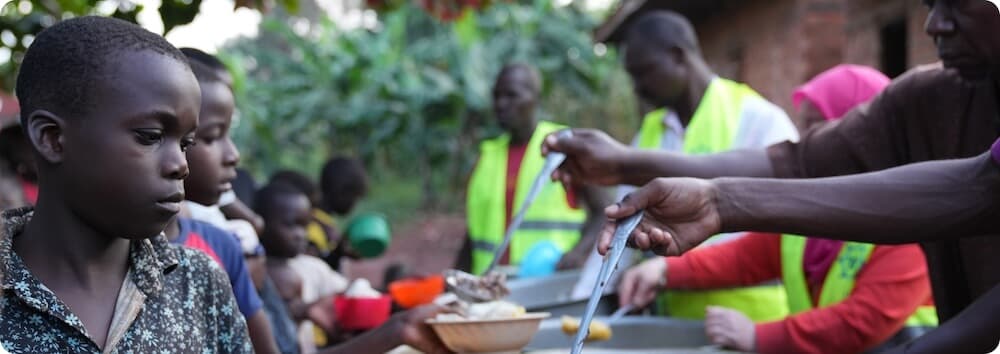 Children receiving meals from volunteers