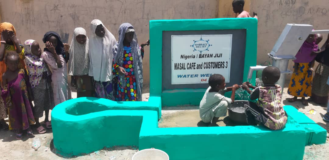 masal-cafe-and-customer-3-water-well (2)