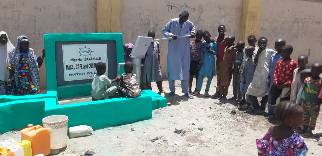 masal-cafe-and-customer-3-water-well (3)