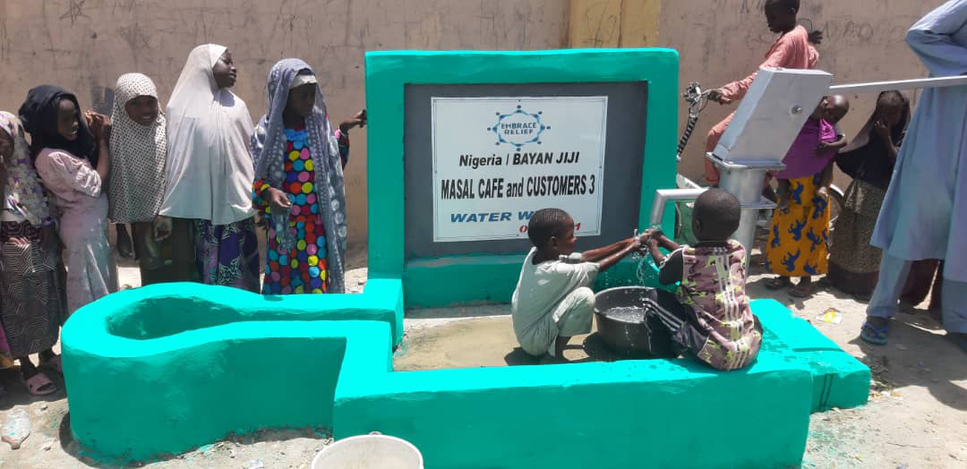 masal-cafe-and-customer-3-water-well (4)